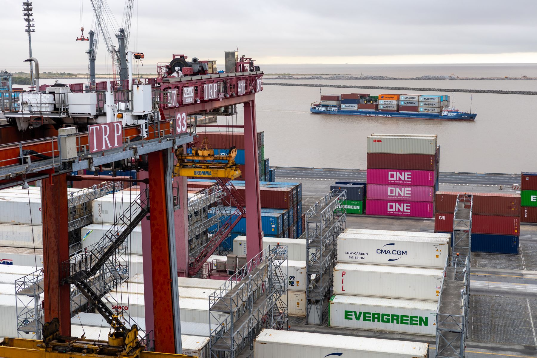 Container terminal with cranes and stacked freight containers